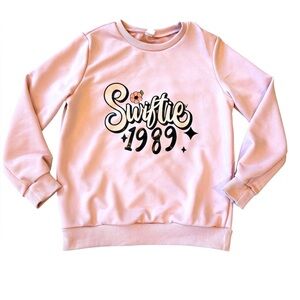 Girls pink Swiftie 1989 polyester crewneck sweatshirt for a 9 to 10 year-old
